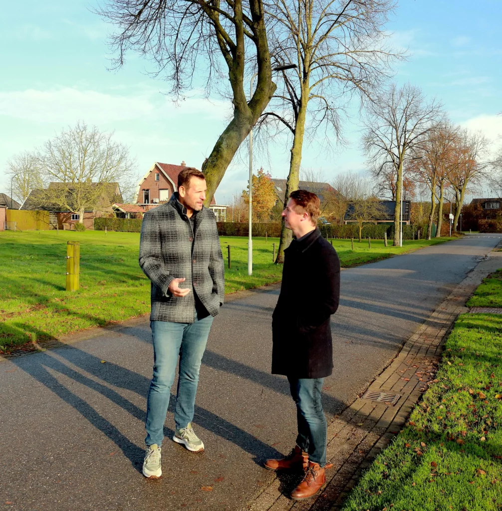 twee mannen op straat met elkaar in gesprek