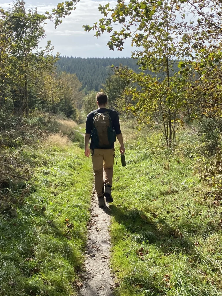 Man wandelend in de natuur met een rugzak