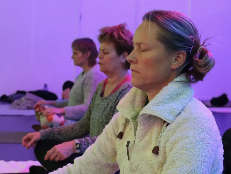 drie vrouwen op een rij aan het mediteren